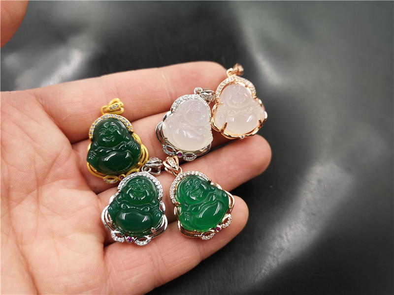 古法金镶嵌绿玉髓小佛吊坠 女款小号翠绿色弥勒佛玉坠 白玉髓小佛