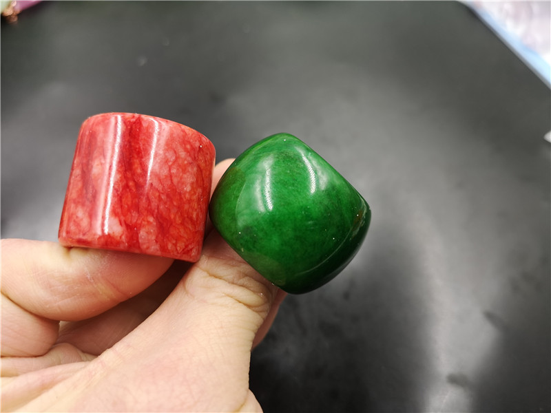 男款红色鸡血石扳指 鸡血玉指环 干青铁龙生翠玉弧形指环 大戒指