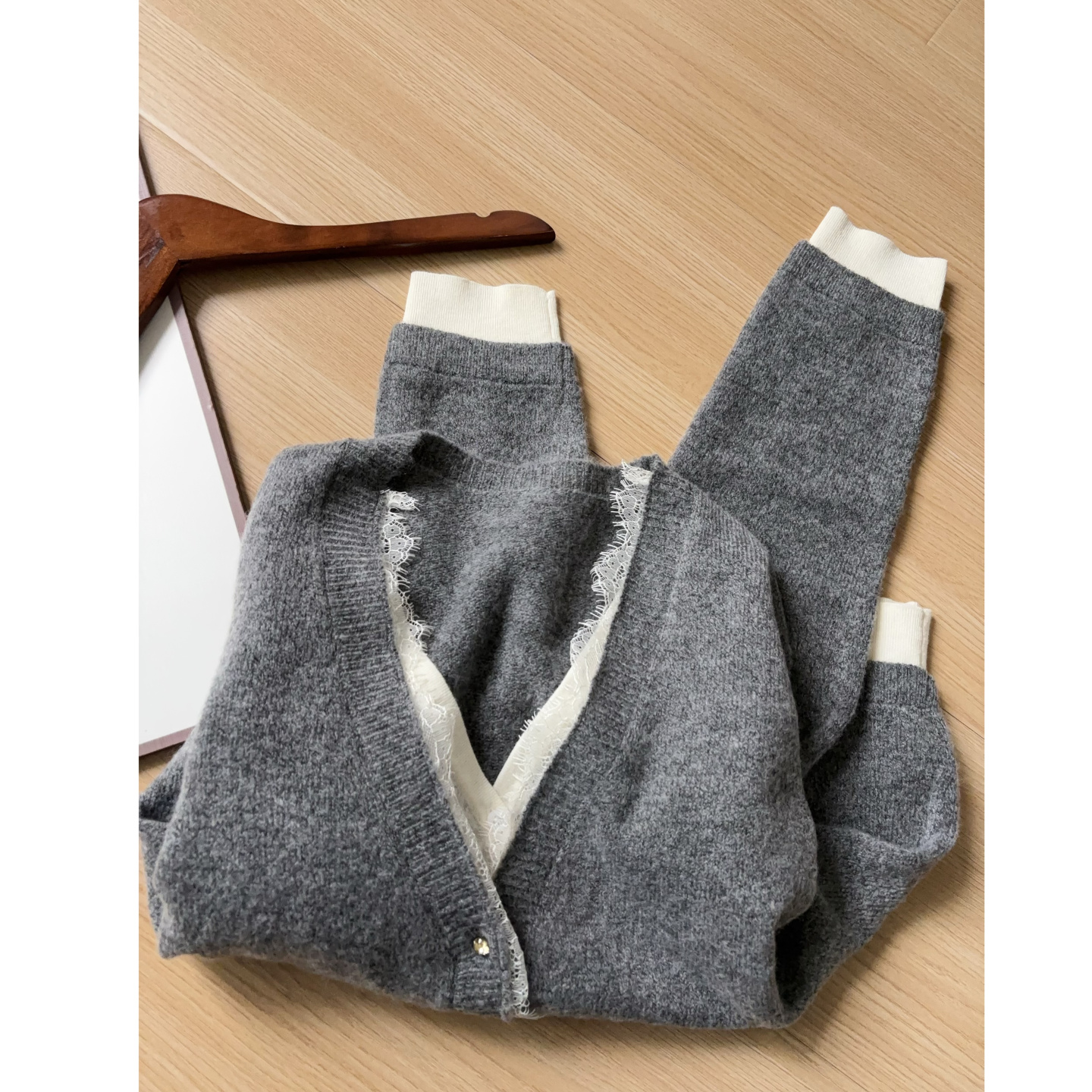 ER~ 温婉气质  蕾丝花边钻扣装饰假两件V领绵羊毛针织开衫女