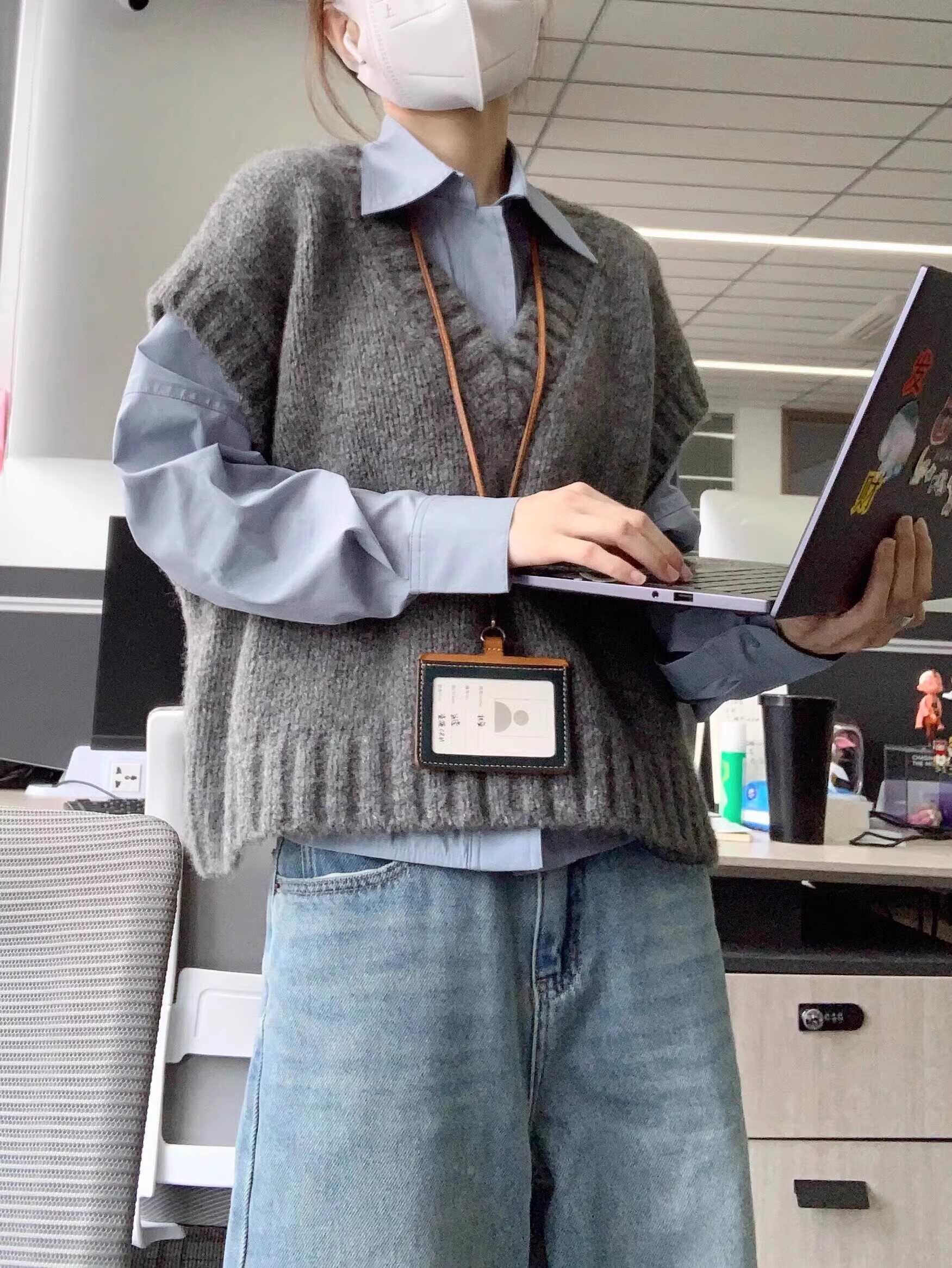 衬衫叠穿马甲女款2024新款灰色v领针织背心春秋装无袖短款马夹