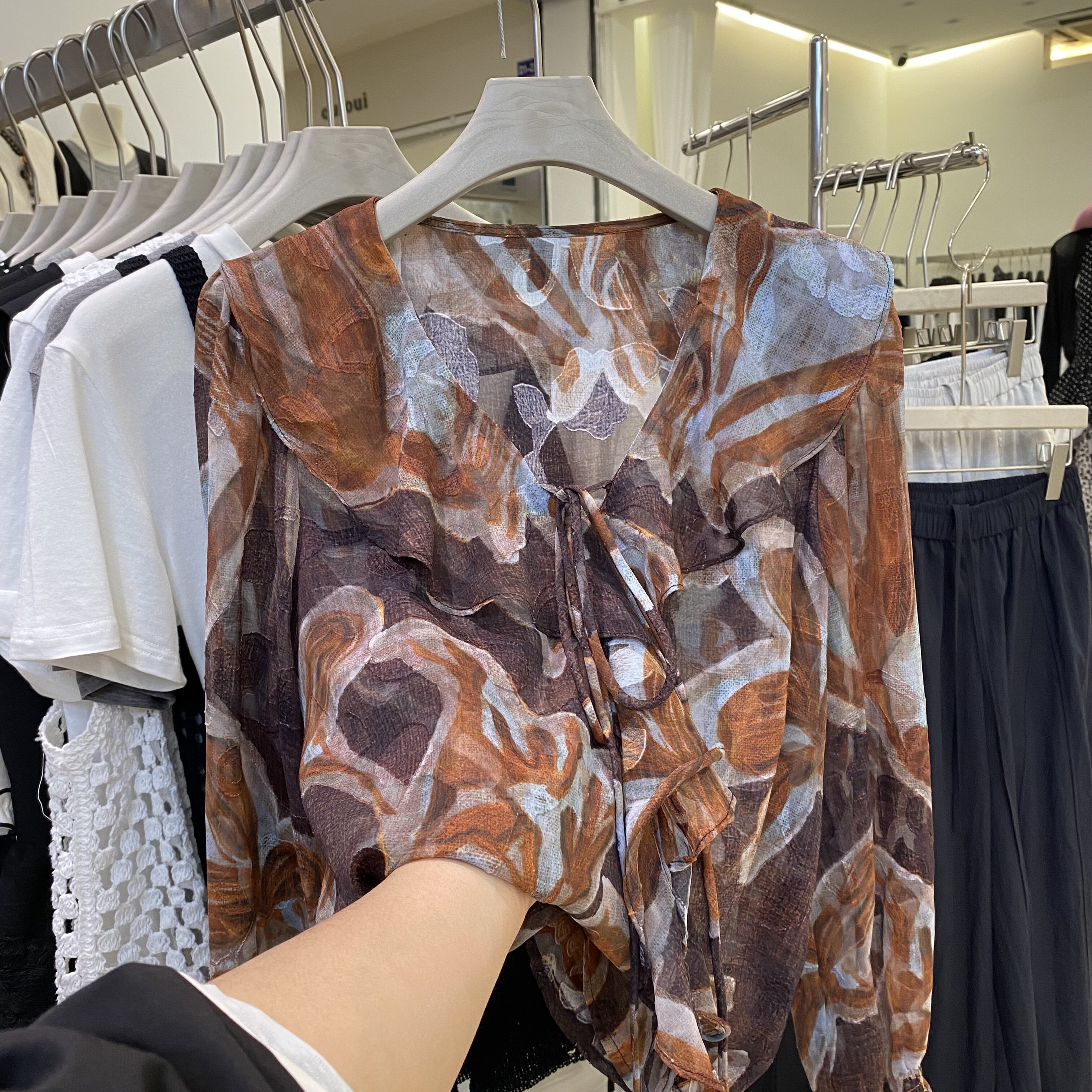 欧韩2026春夏款通勤风系带荷叶边V领复古撞色提花微透长袖衬衫女