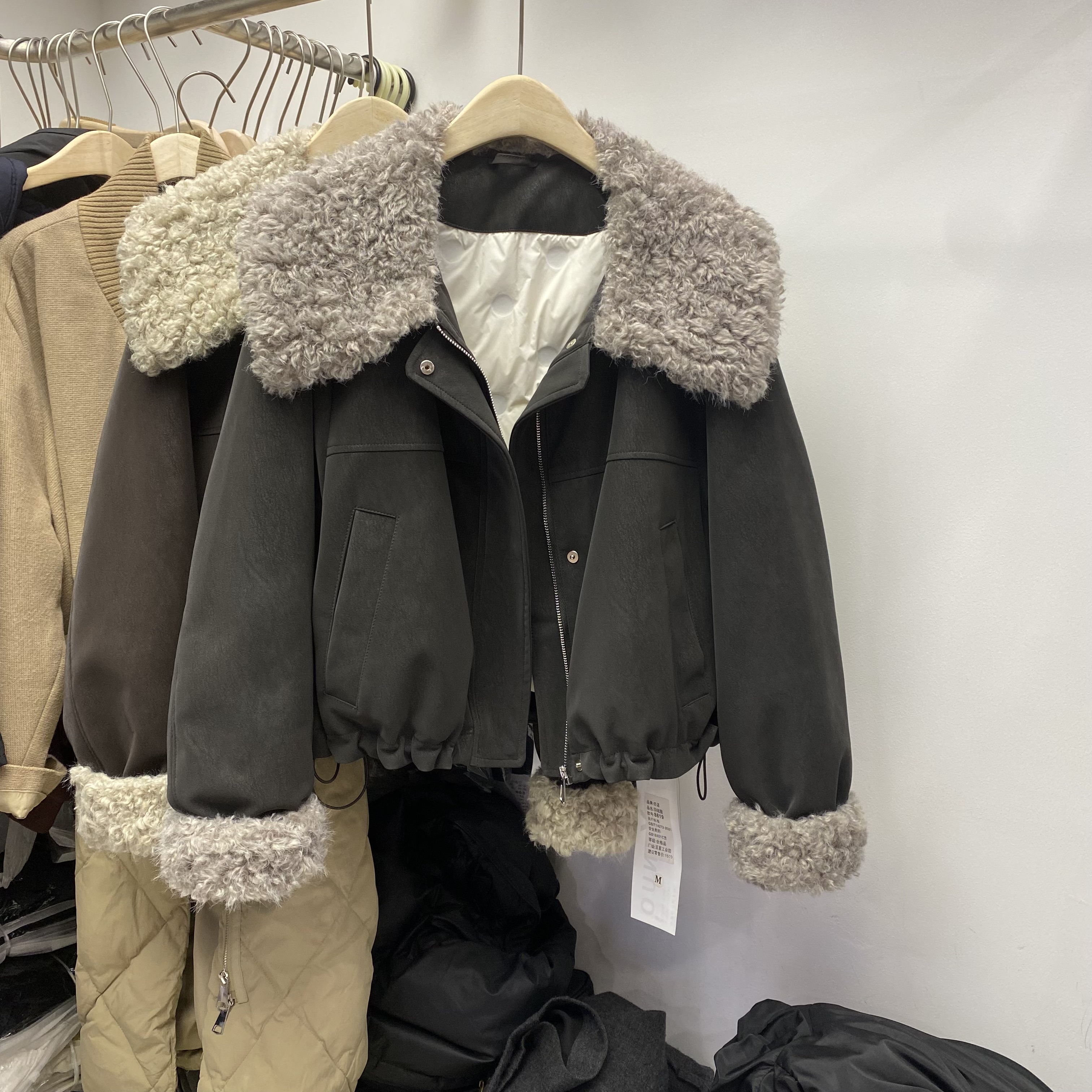 羽绒服女2025冬季新款欧货松弛感羊羔毛大翻领网红90绒麂皮衣外套