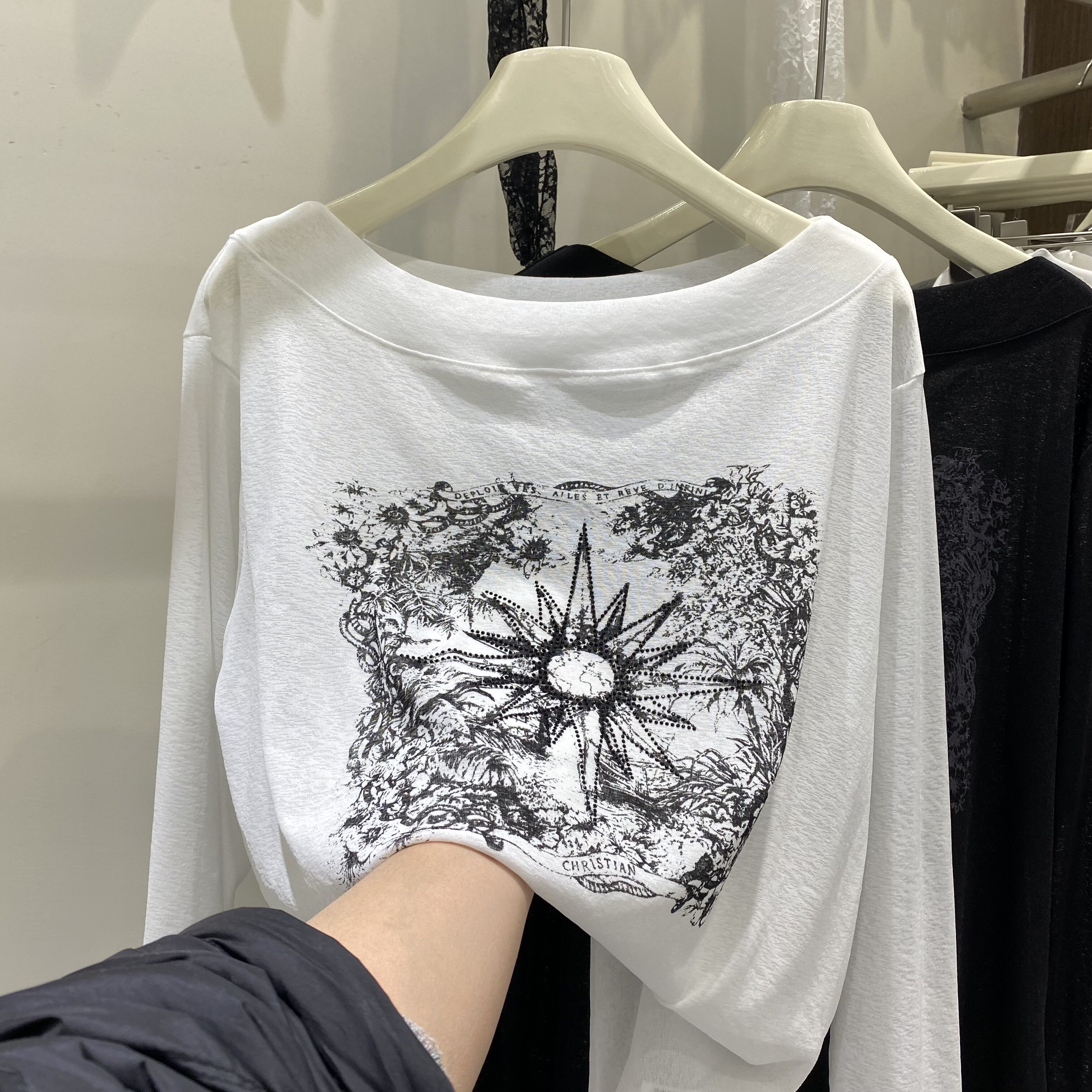 欧洲站2026春夏新款胸前烫钻图案气质一字领拉肩设计时尚长袖T恤