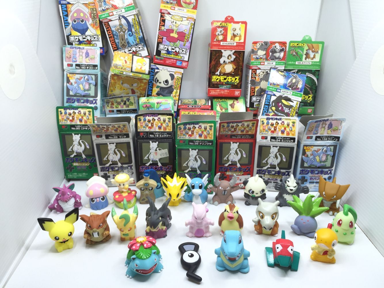 可爱精灵宝可梦玩具指人