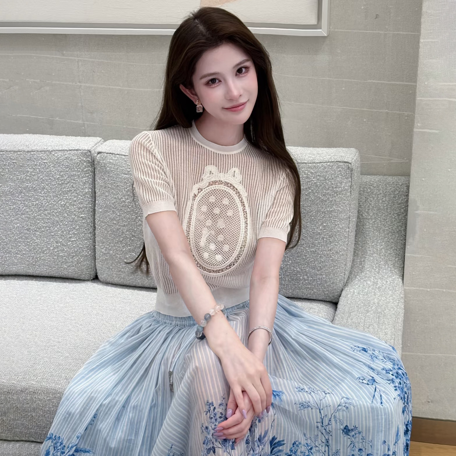 南油高端女装明星同款蕾丝蝴蝶结字母刺绣镂空透视坑条短袖针织衫