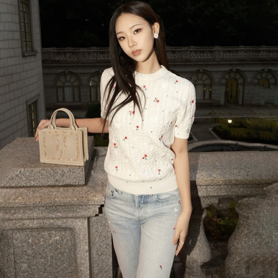 绣花短袖毛衣+水洗蓝色牛仔长裤