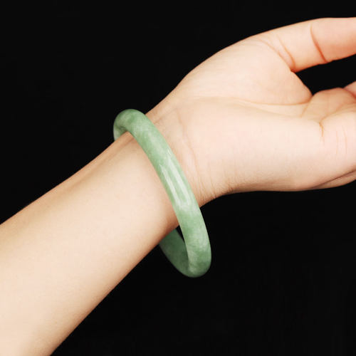 微瑕清仓性价比高翡翠色玉镯