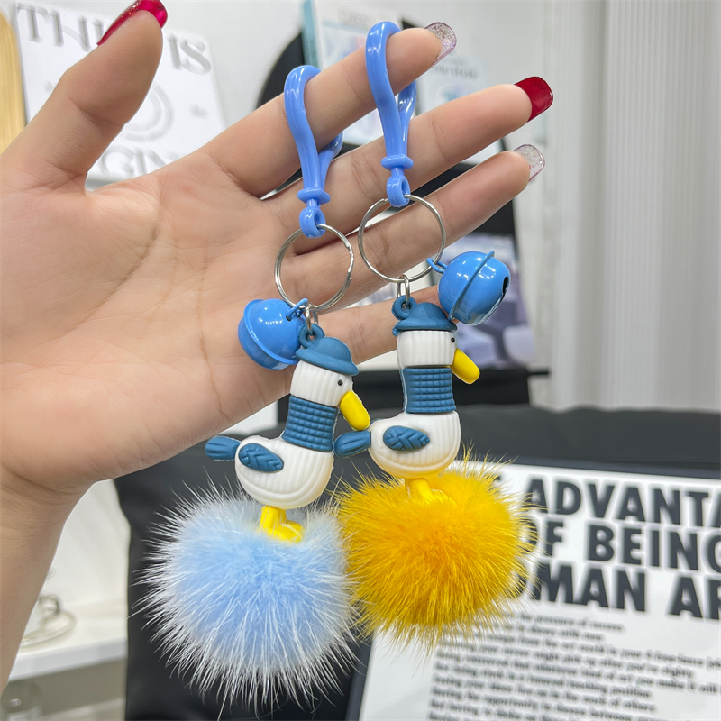 可爱水貂毛加油鸭子汽车钥匙扣挂件玩偶鸭创意激励礼品书包包挂饰