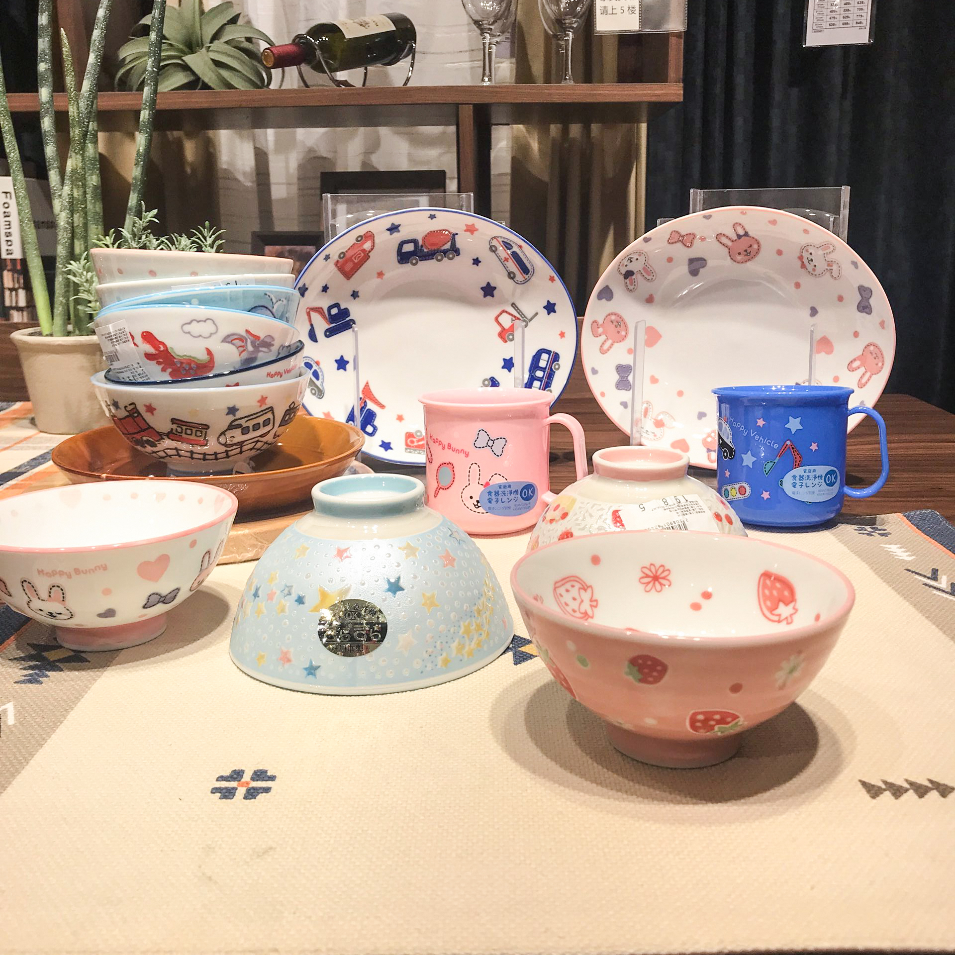 日本进口Nitori专柜日式可爱兔子草莓小碗美浓烧陶瓷儿童饭碗-封面