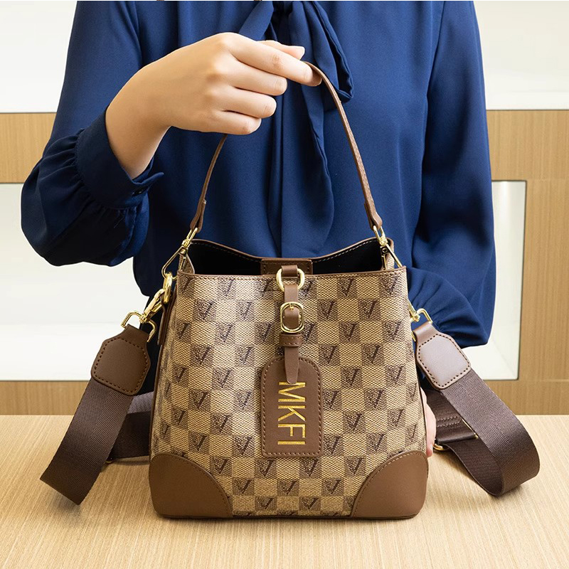 香港真皮女包手提包时尚百搭大容量水桶包2025新款单肩斜跨包潮流