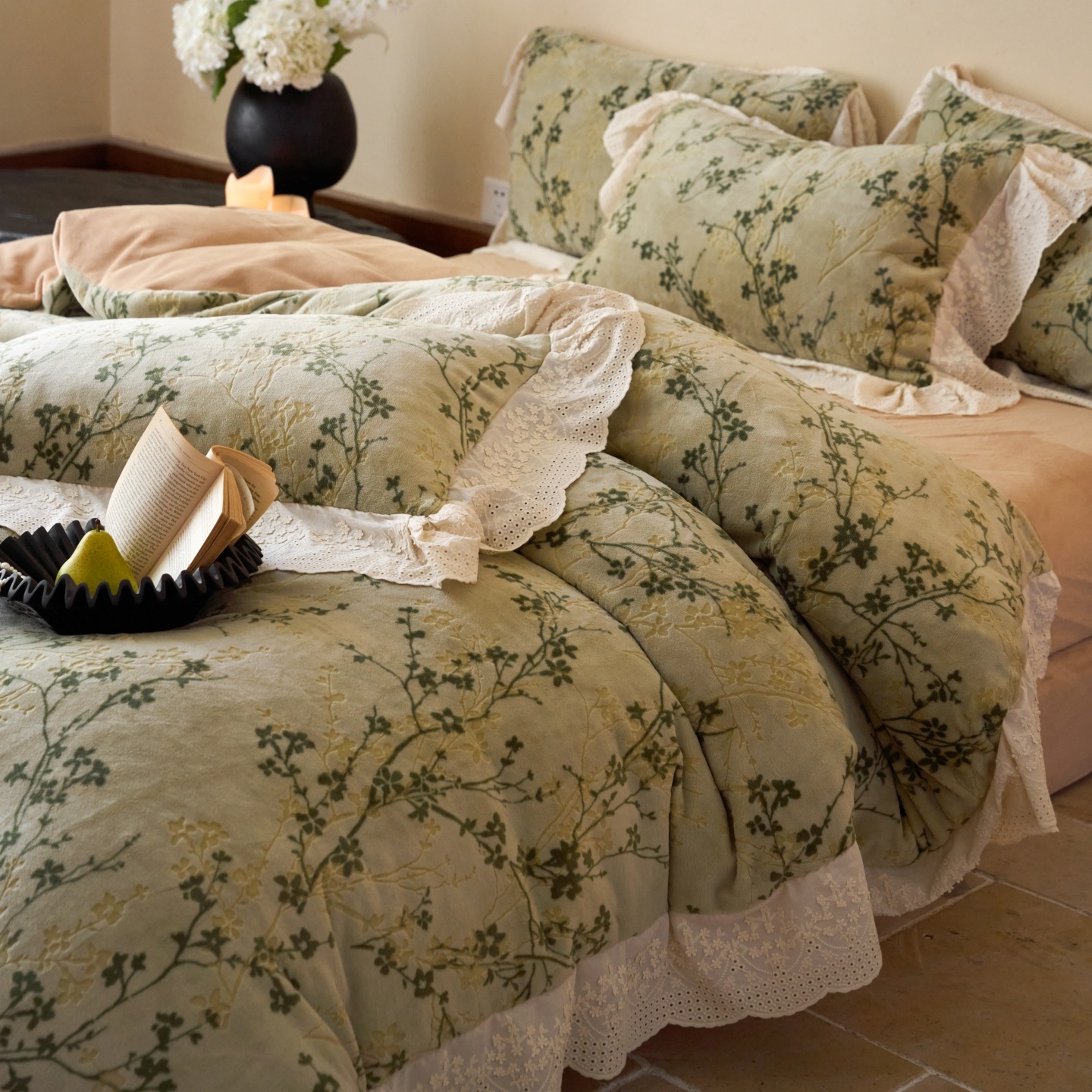 冬季加厚牛奶绒四件套珊瑚绒法式刺绣花边雕花绒被套保暖毛绒床单