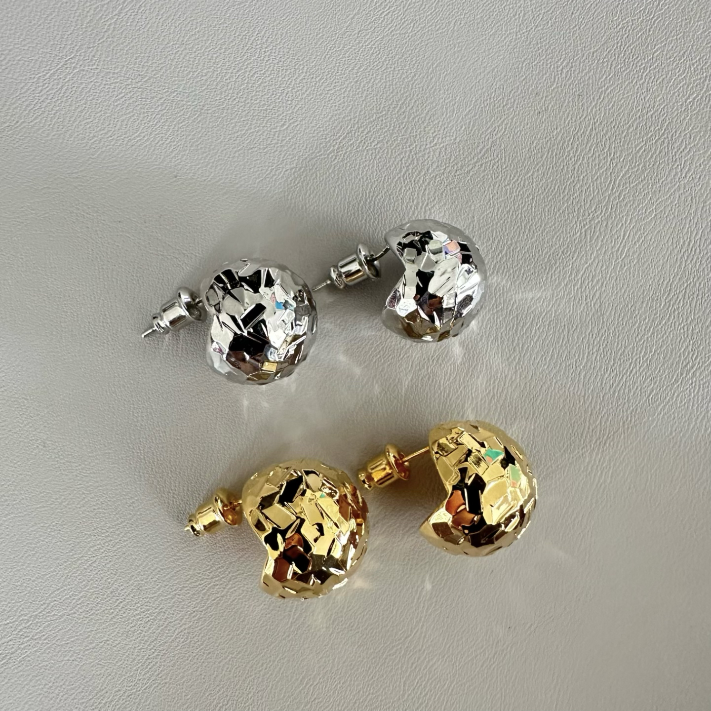 肌理褶皱超闪半圆球耳环