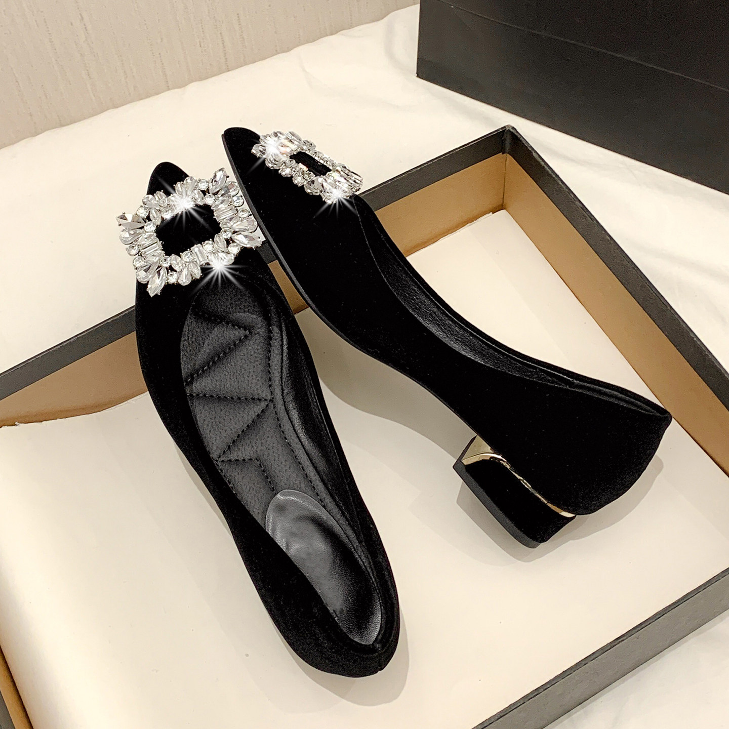 妮可家小香风2026春夏气质黑色尖头单鞋女水钻方扣粗跟职业通勤鞋