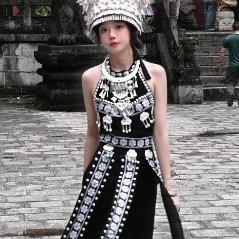苗疆少女新款刺绣吊带长裙苗族服装民族风拍照旅拍披肩装写真服