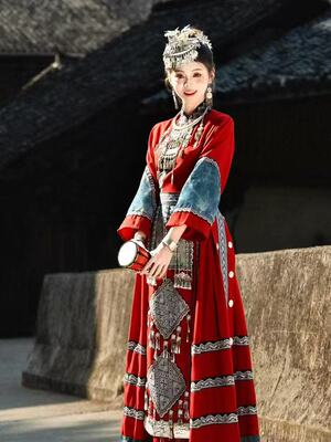 苗族女装红色简约长袖上衣裙子飘带套装民族风肇兴侗寨传统摄影服