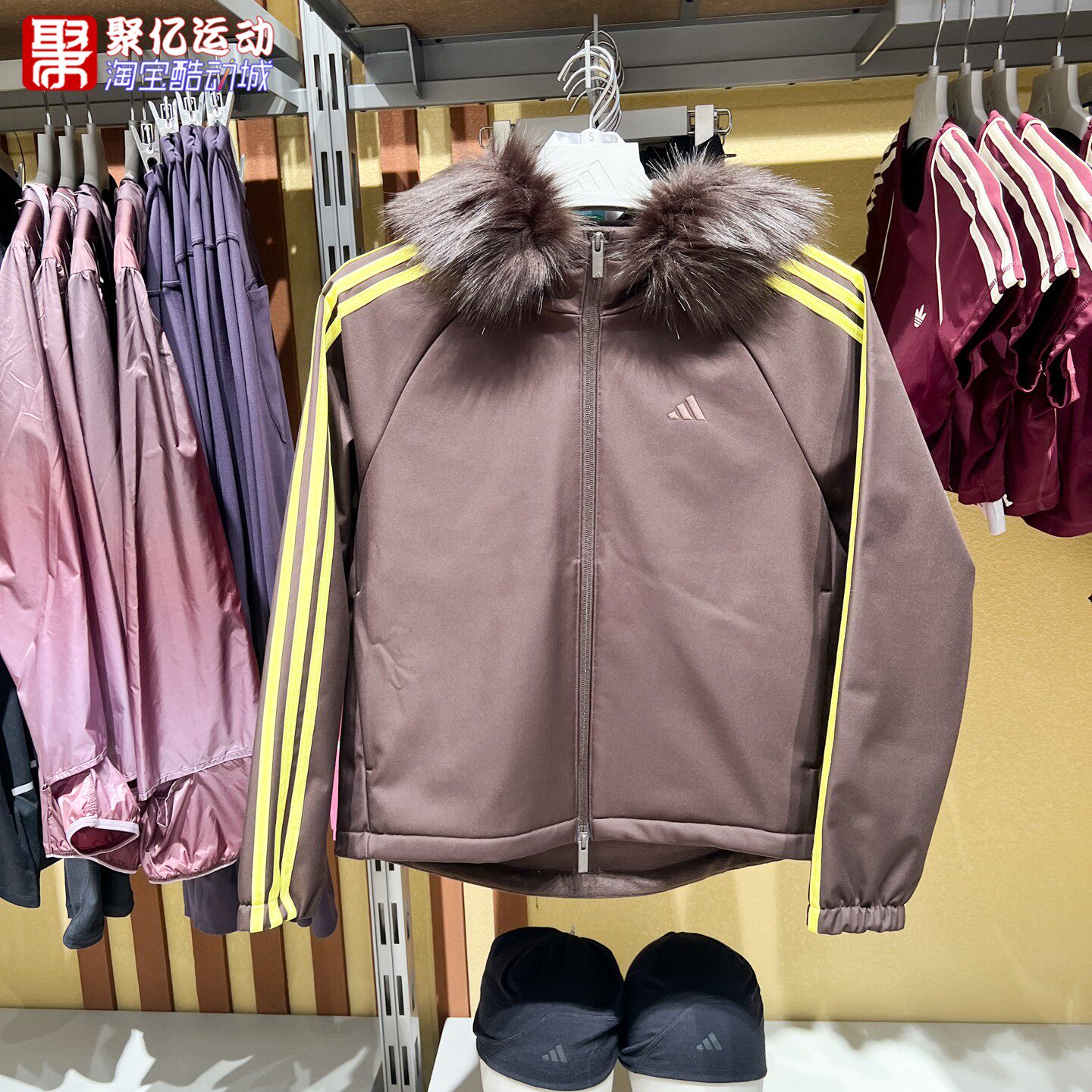 阿迪达斯女装2026冬新款三条纹舞动系列毛绒领宽松夹克外套LF4499