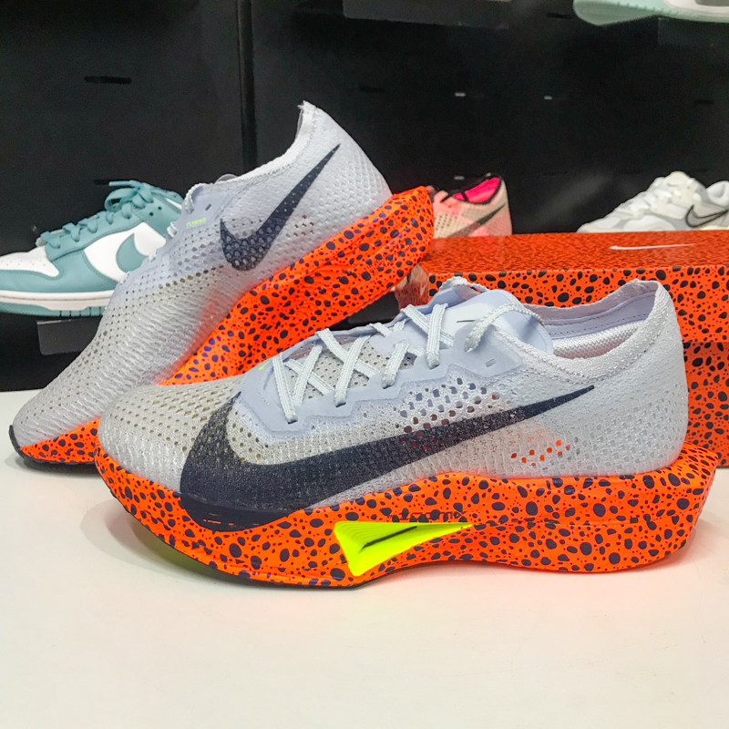 NIKE耐克女鞋2025春款透气缓震回弹碳板竞速公路跑步鞋FN7674-900