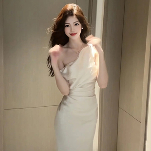 气质名媛高级感斜肩修身包臀裙高端精致独特别致晚礼服连衣裙夏季