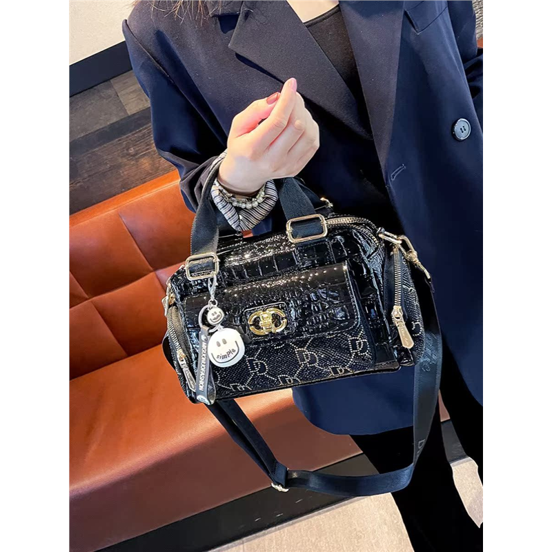 真皮机车包包女2025新款韩版带钻亮片波士顿牛皮潮款包高级感女包