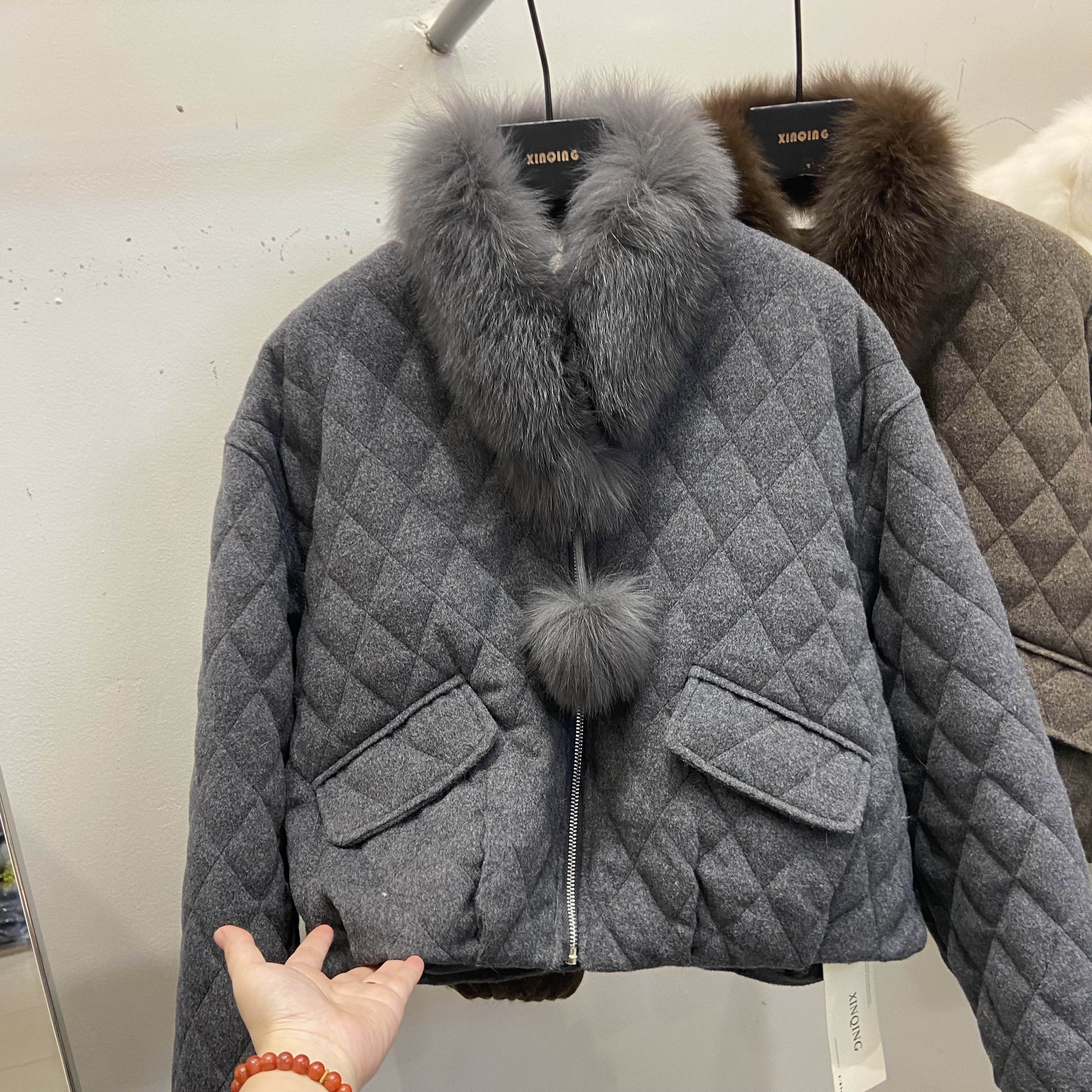 菱形格呢料羽绒服白鸭绒保暖外套