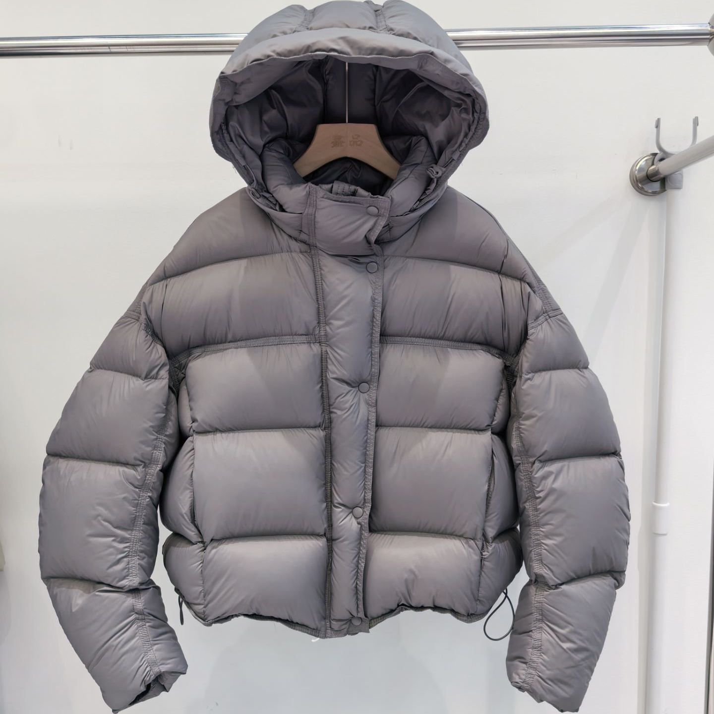 波家同款羽绒服女短款云朵轻奢泡芙加厚连帽90白鸭绒弯刀袖面包服