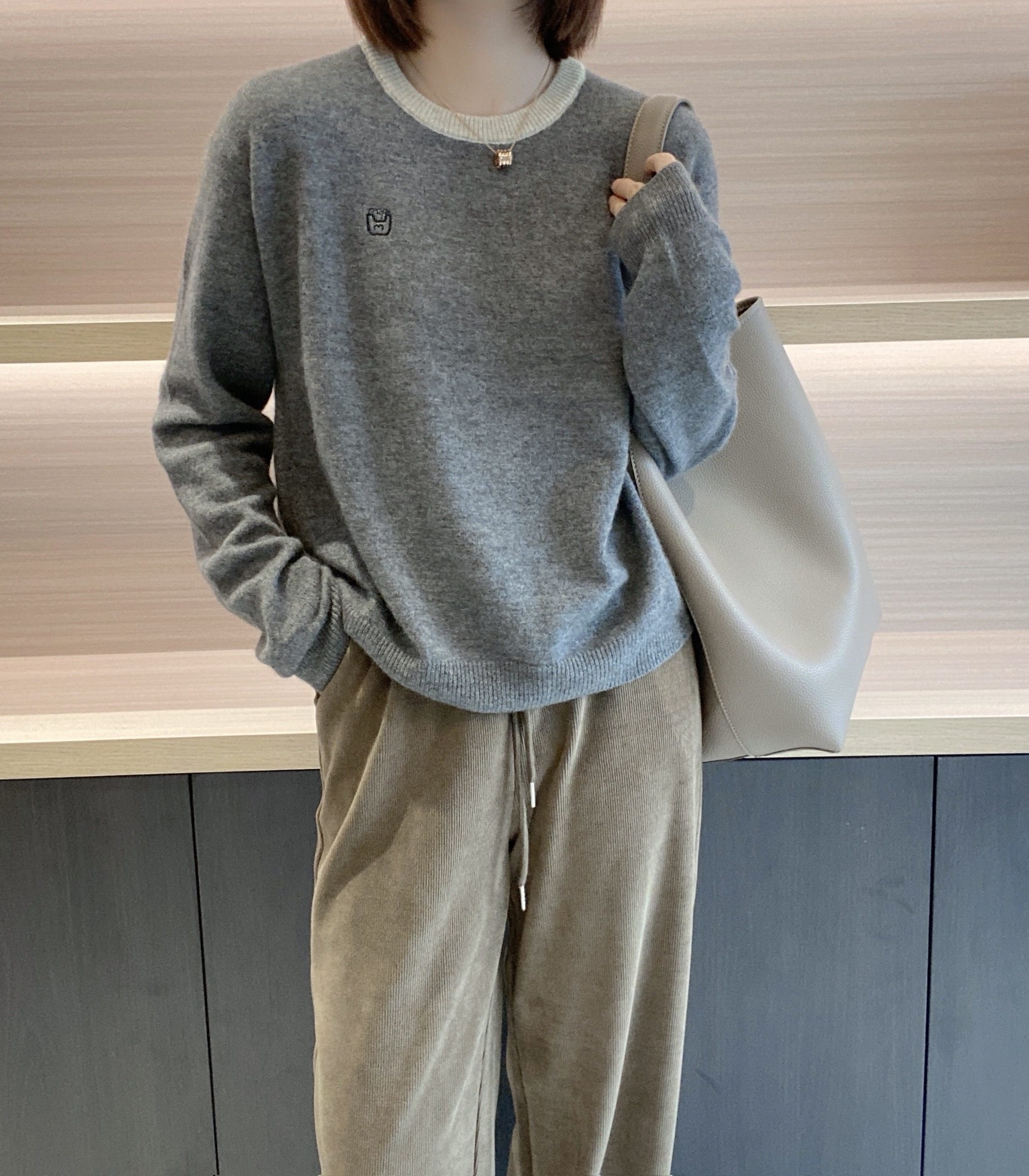 2026春秋新款圆领女宽松韩版刺绣薄针织打底衫拼色百搭软糯毛衣