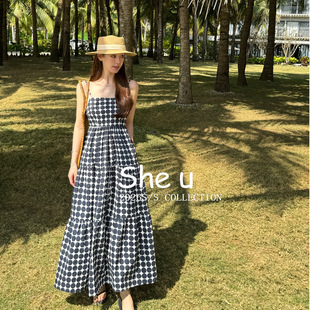 SHE 性感显瘦连衣裙 U十三行纯欲度假风露背波点吊带裙2026夏新款