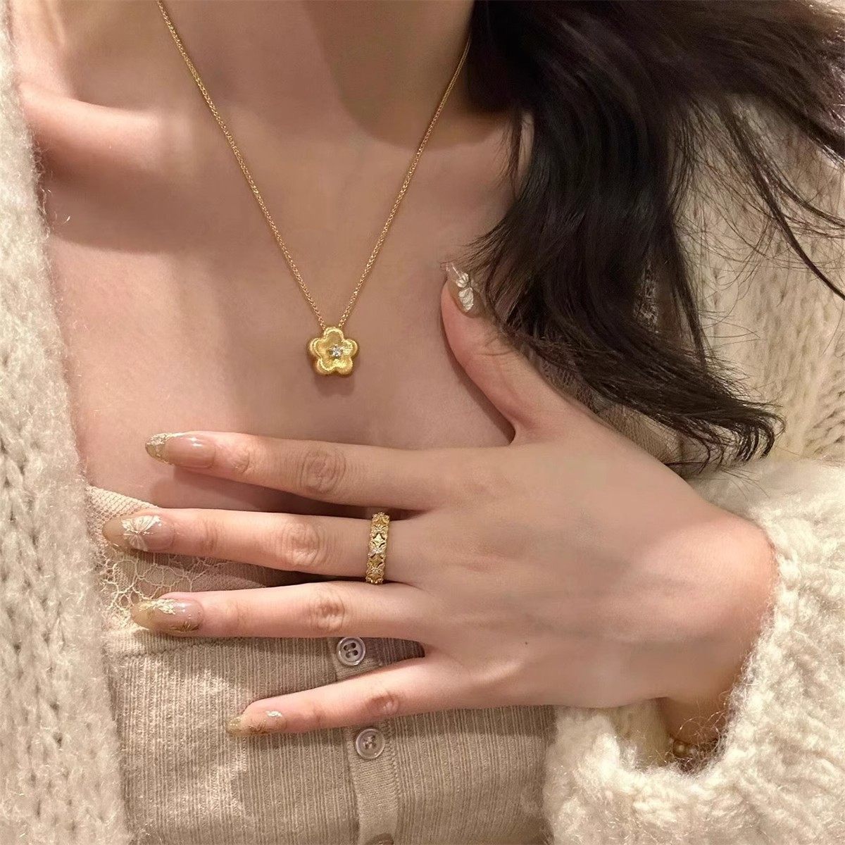 2025新款仿真古法黄金色拉丝小金花项链高级感轻奢小众设计锁骨链