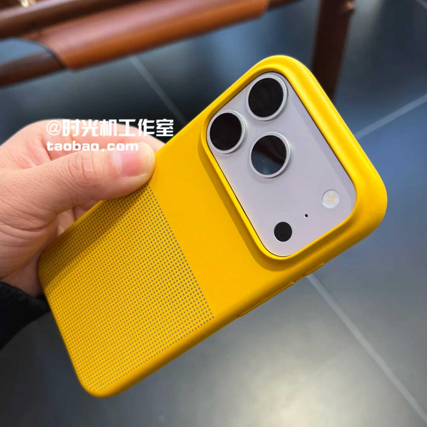 适用iPhone17波点岩沙半包磁吸壳