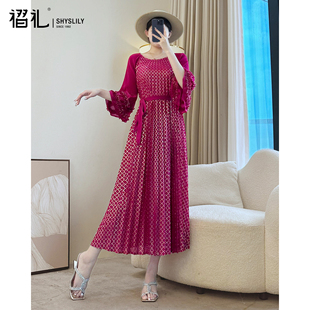 三宅气质名媛玫红色连衣裙春季高端礼服长裙褶皱宽松减龄妈妈衣服