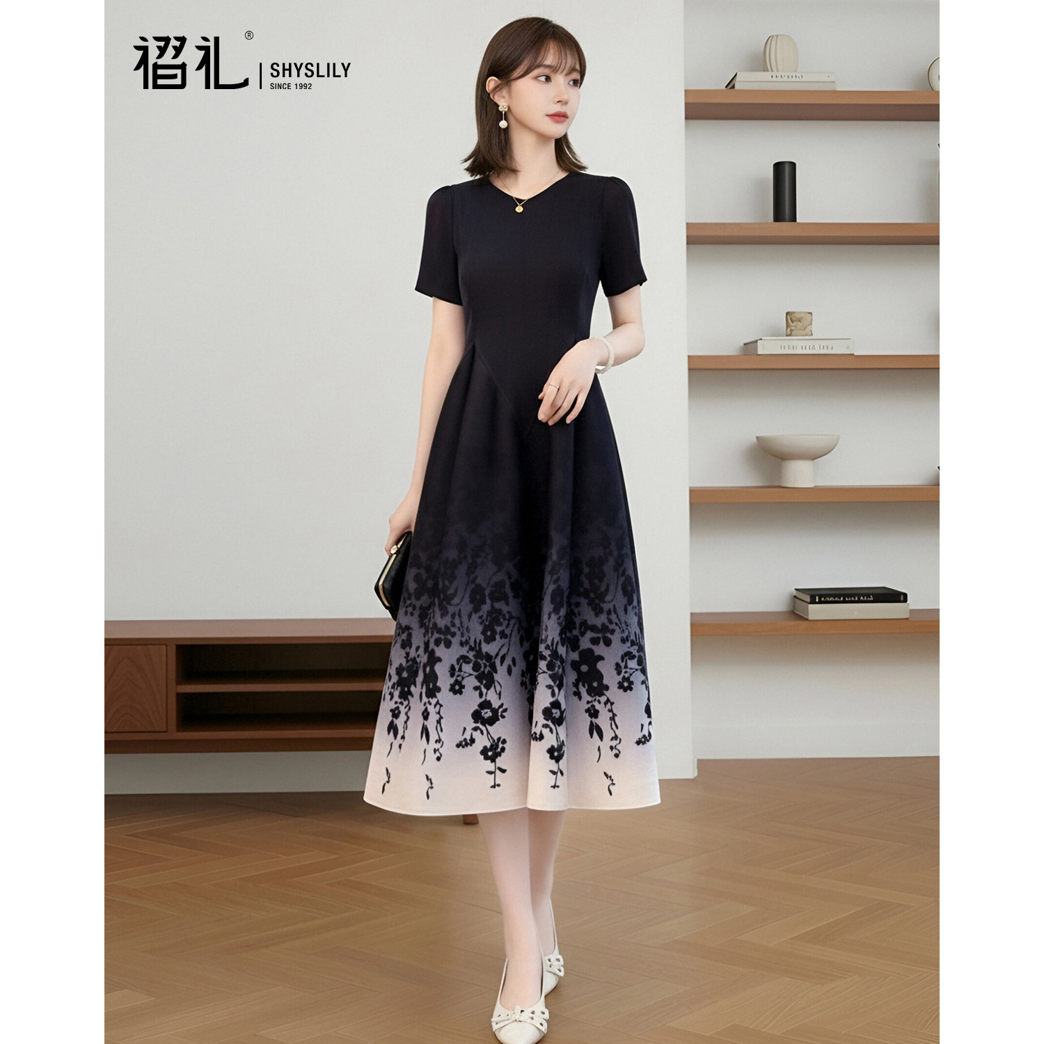 海边度假风黑色渐变印花连衣裙夏季短袖女装三宅褶皱高级感弹簧裙