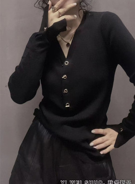 衣唯硕86063秋季新款百搭时尚V领纽扣薄款长袖针织打底衫女上衣