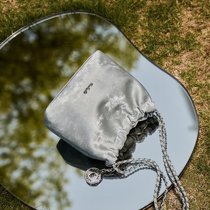 纳兰杜银色包包女式2025新款夏天斜挎包女链条水桶包单肩真皮女包