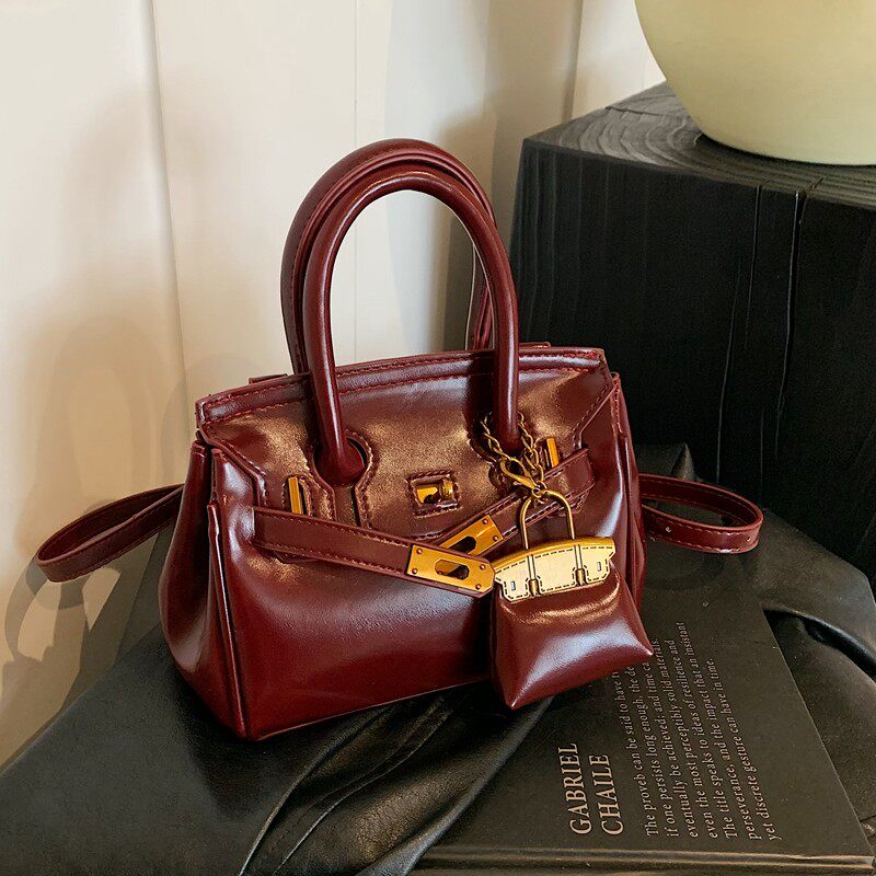 覆古红色女士包包2026新款潮春夏高级感百搭斜挎包超火手提凯莉包