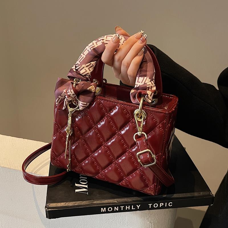 高级感红色漆皮包包女2025新款时尚洋气菱格斜挎包结婚新娘手提包