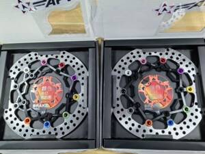 台湾FAR 21-25款雅马哈XMAX300改装300MM浮动盘刹车盘黑色彩扣盘