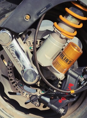 Vespa GTV300改装欧林斯避震m50s辐射卡钳魔法工厂转接码hel钢喉