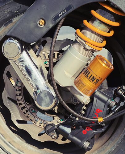 Vespa GTV300改装欧林斯避震m50s辐射卡钳魔法工厂转接码hel钢喉