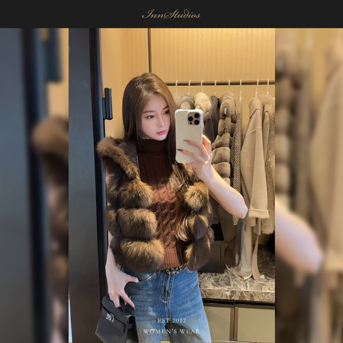 Innstudios 美拉德棕连帽狐狸毛马甲