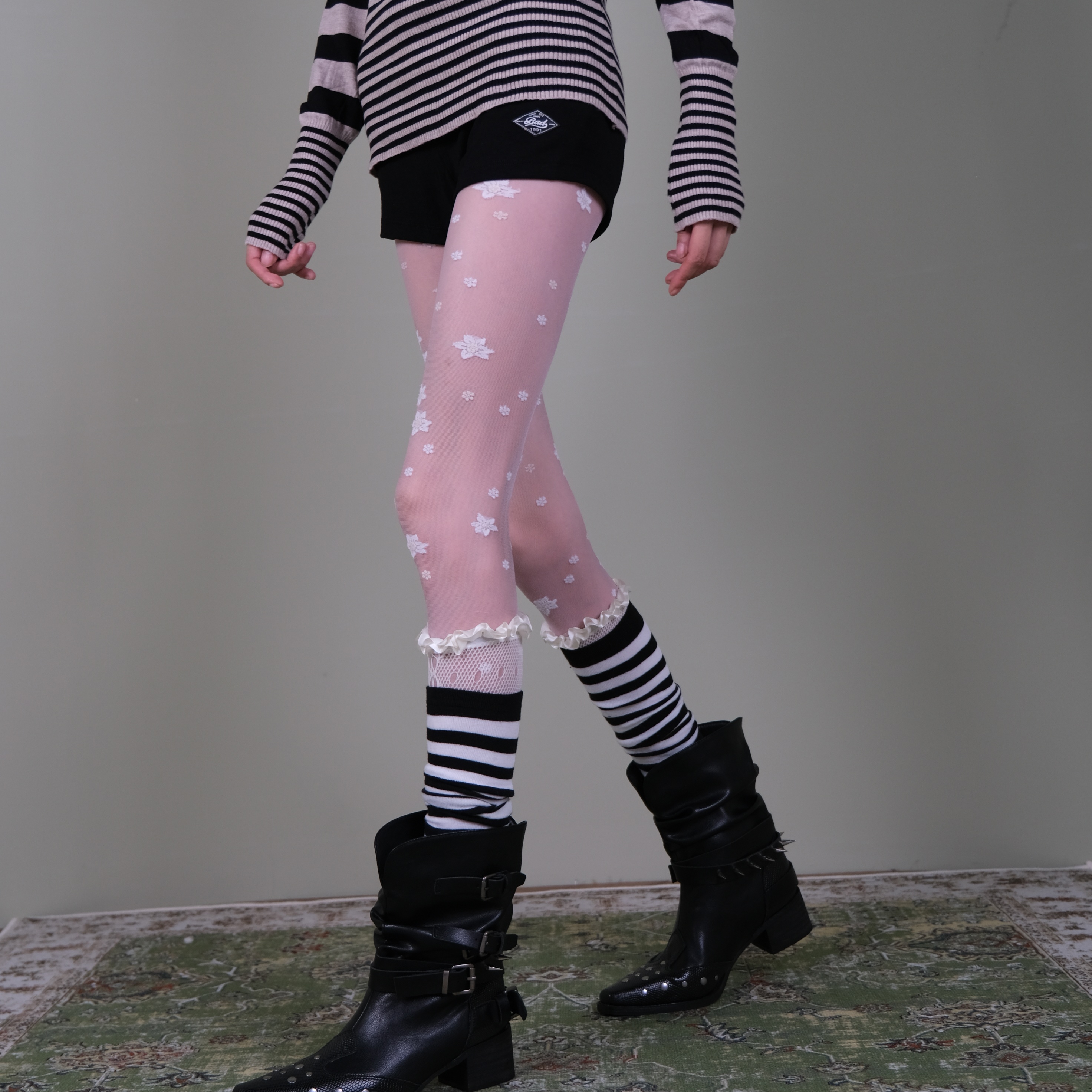 西岭【黑白条纹中筒袜女 甜酷日杂感 秋冬搭配小花丝袜黑靴潮袜