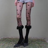 西岭 潮袜 甜嗲复古风搭灰色短裤 波点黑丝 立体花朵网袜叠穿女