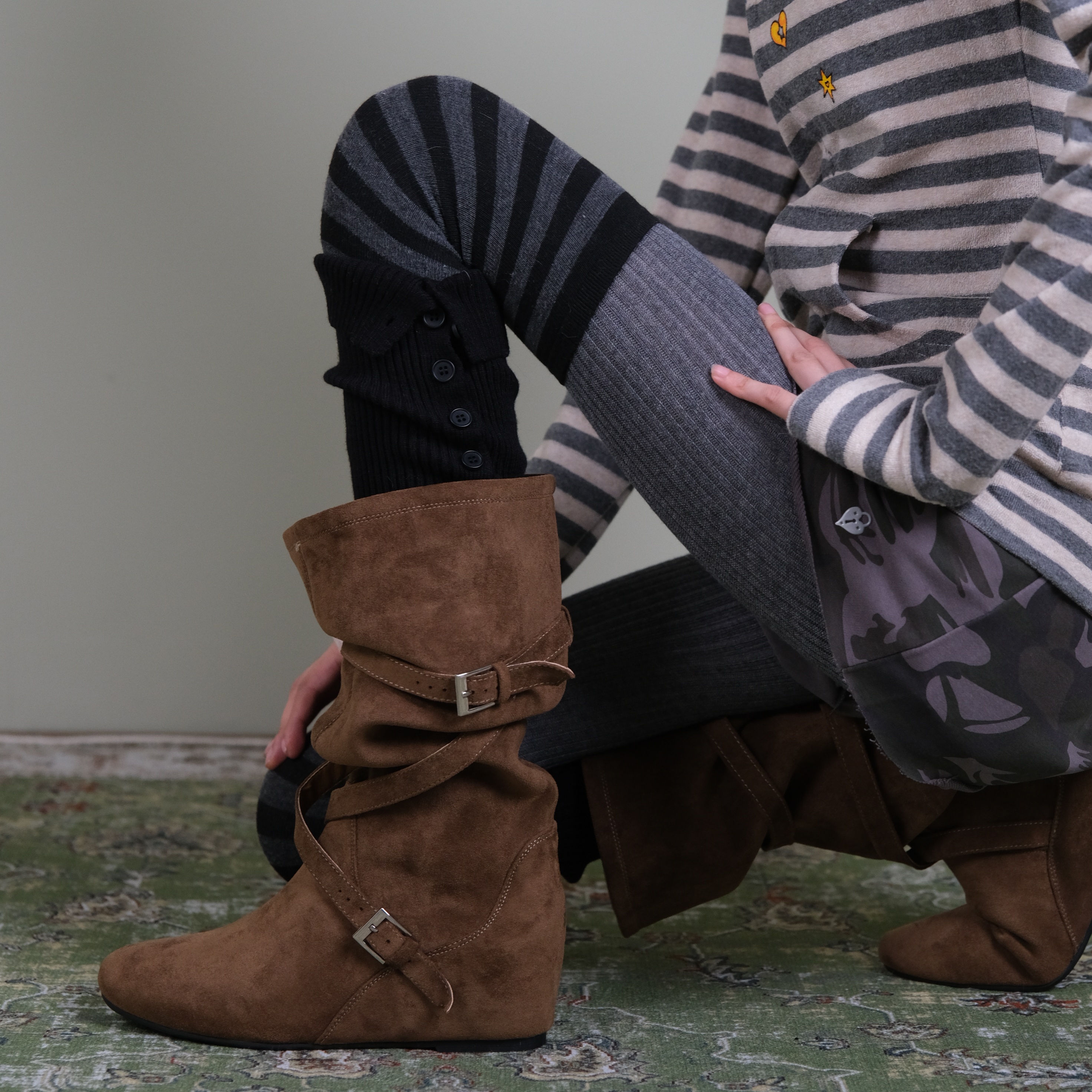 轻亚风搭黑色纽扣堆堆靴袜套