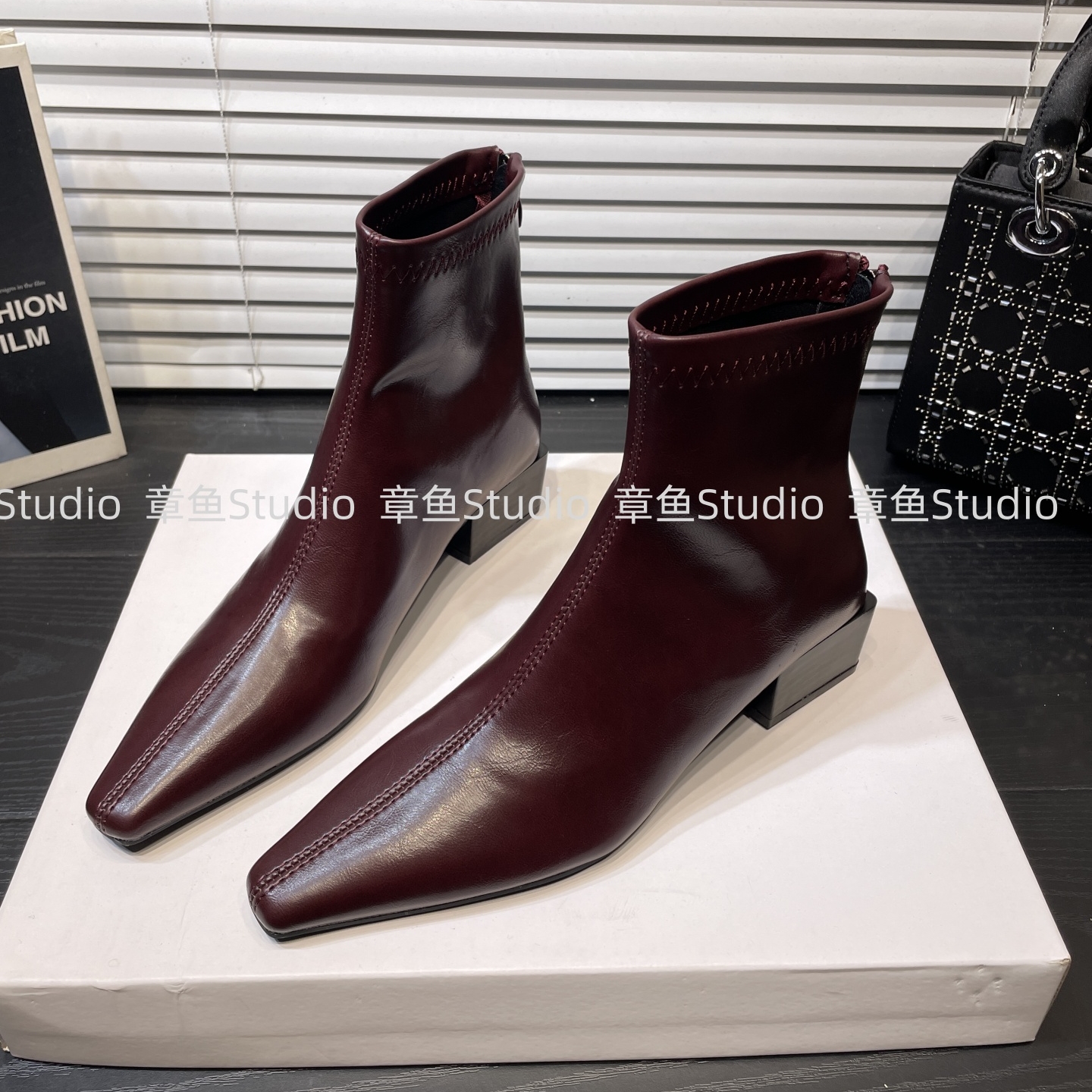 车厘子红粗跟尖头短靴女