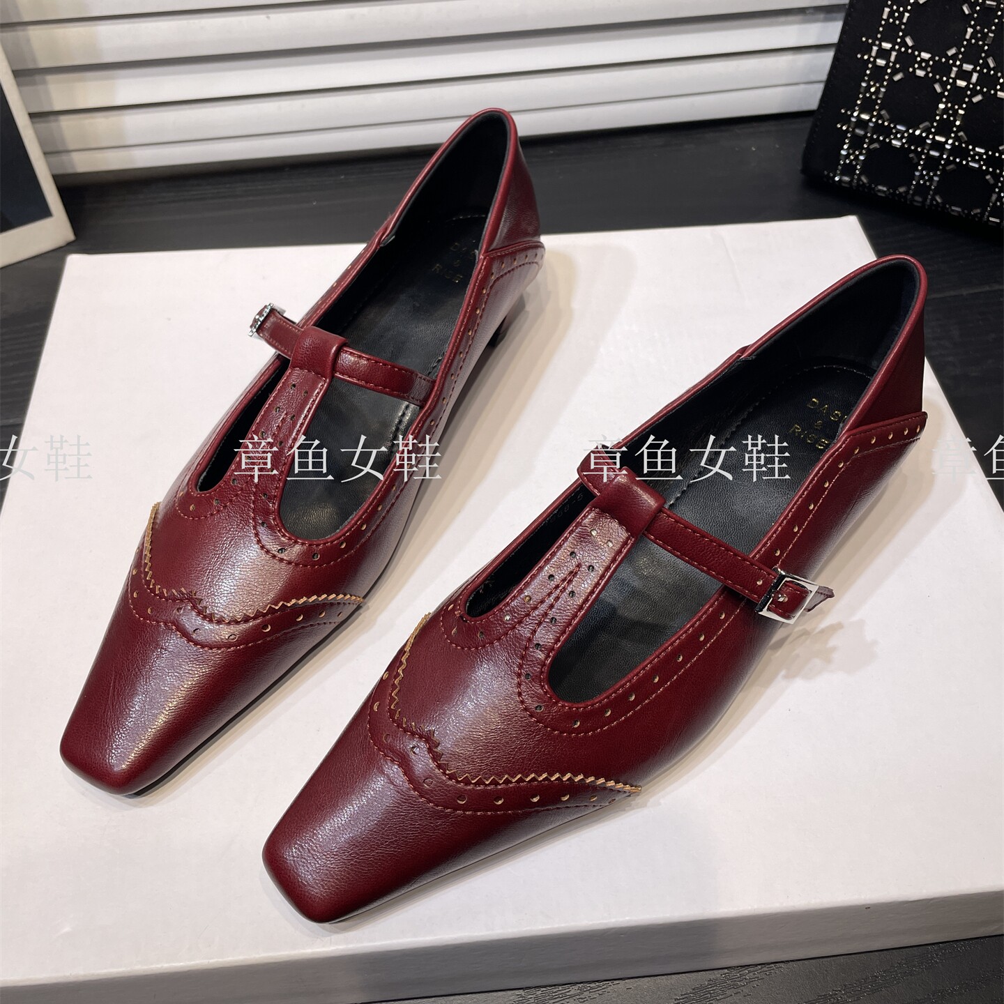 法式复古雕花粗跟洋气单鞋女2026新款春季浅口T字带通勤玛丽珍鞋