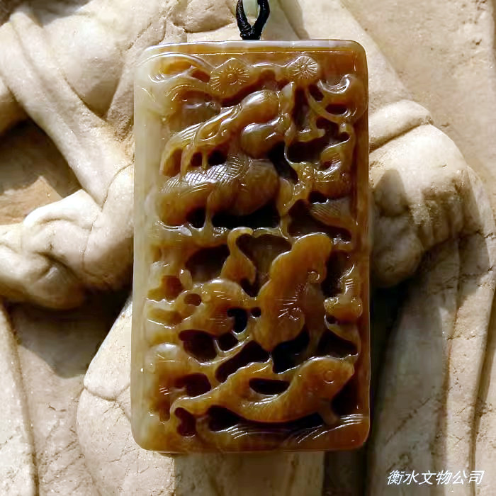 梧=叶6330天然新疆和田玉糖玉鱼化龙大手把件吊坠挂件带证书复检