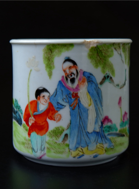 粉彩人物笔筒陶瓷艺术品