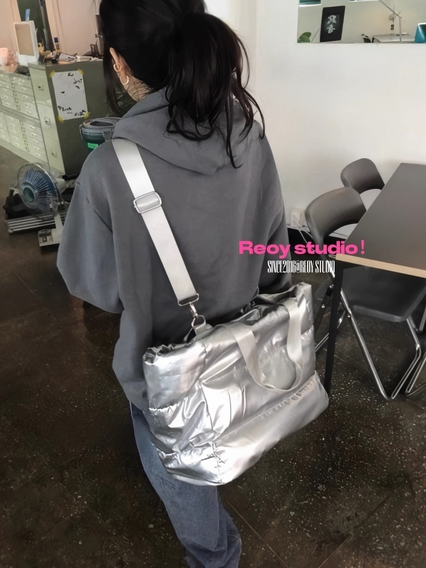 [REコンテナ] 韩版太空感光泽感ins博主同款大容量斜挎单肩手提包