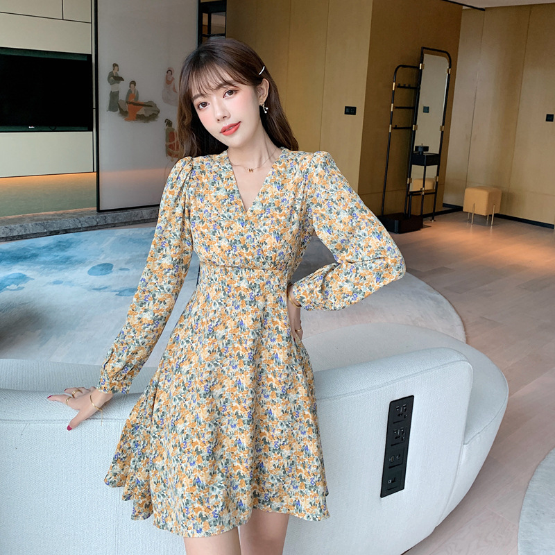 2022初春新款实拍韩版女装法式浪漫长袖碎花v领连衣裙度假裙子女