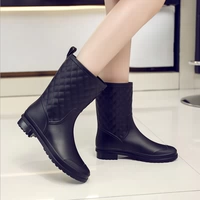 Магазин десятилетней давности, девять цветов резиновых сапог, непромокаемая женская обувь, всесезонные дождевые сапоги, женские бархатные дождевые сапоги для взрослых с короткой трубкой, модные нескользящие резиновые туфли средней длины, галоши для сохранения тепла.