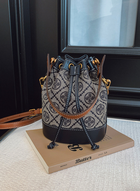 轻奢气质小众包包女式2025新款单肩斜挎手提包抽绳福袋时尚水桶包